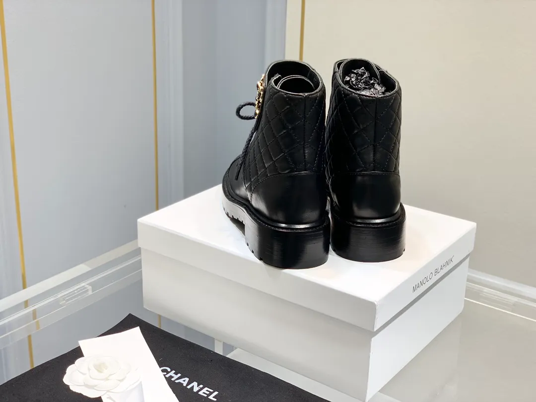 👟👟Ex-factory price 560👟👟 Chanel fw21 new arrival~ Xiaoxiang's 2023 autumn and winter heavy industry popular rhombus short boots 🔥 The classic boot style in 2020, 20 models are made of matte wrinkled cowhide ⚠️2023 new style. Both black and white colors use two kinds of leather: pure sheepskin and bright wrinkled cowhide!  Classic rhombus elements and chain elements are intertwined, full of details! The shoe style is Xiaoxiang’s most classic motorcycle boots. The shape is three-dimensional and full, and it is very handsome! Custom water-dyed lambskin lining! The soles are molded to customize Class A high-purity, high-density rubber! 35-41 (34 40 41 42 43 customized, non-returnable and non-exchangeable) Color: Leather surface divided. Matte leather: nude/black/white〰️Glossy leather: black/white=3 colors